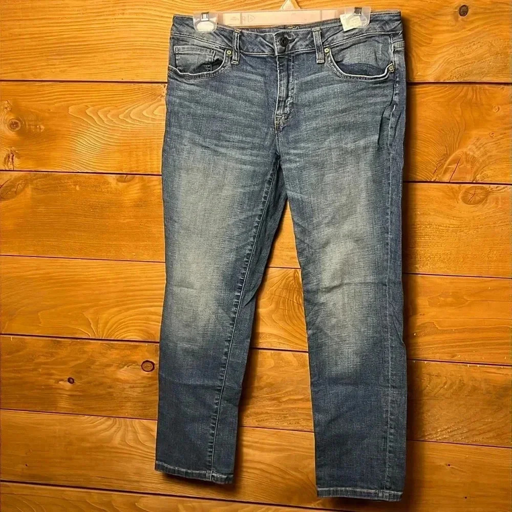Tommy Hilfiger‎ women’s jeans, straight leg, medium wash faded front 32in waist